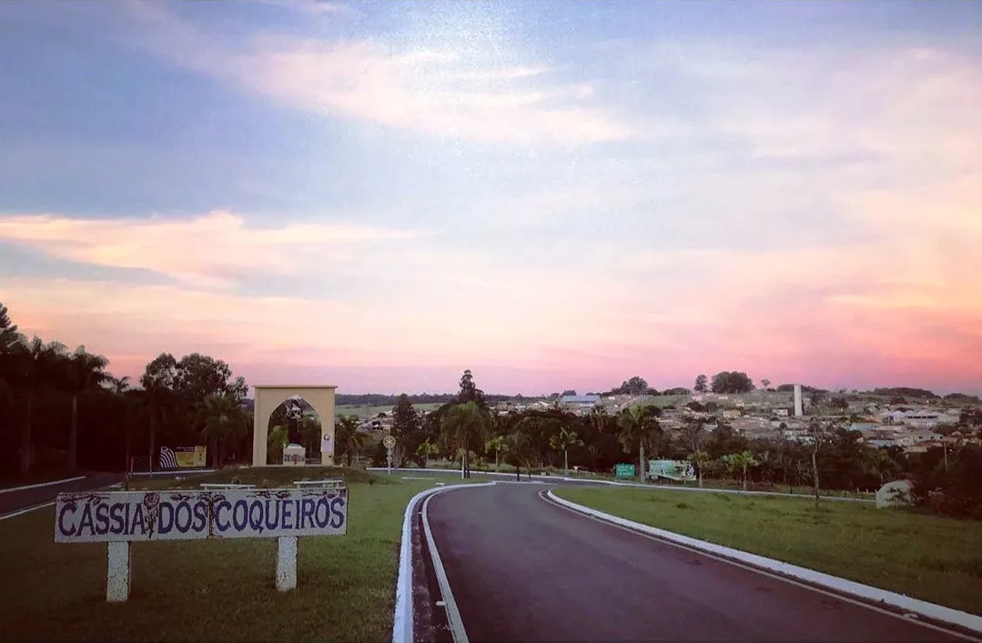 Entrada de Cássia dos Coqueiros ao pôr do sol