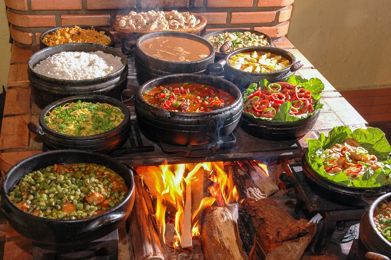 Culinária mineira tradicional em panelas de barro